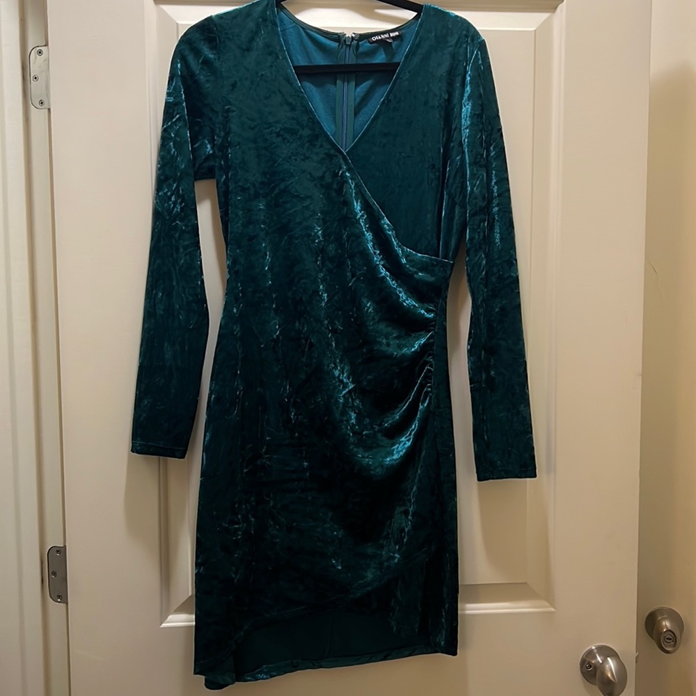 Gianni Bini green velvet long sleeve dress. Stretchy material.
